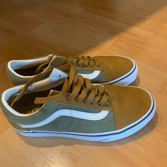 Vans Old Skool Corduroy Shoes Size Womens 6.5 or 7 - Picture 1 of 3